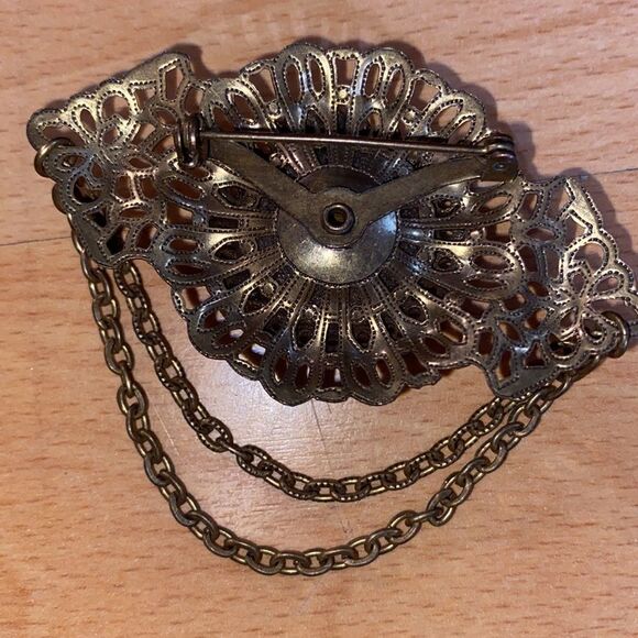 Large Vintage Brooch with Green Stone and Pearls - Picture 8 of 8